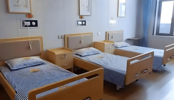 深圳入户条件本科学历_电影《南京照相馆》票房破4亿 都住平时在公司宿舍